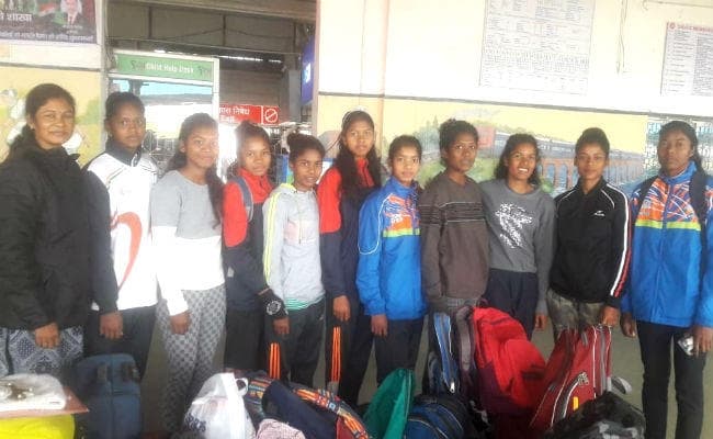 जू. नेशनल हॉकी प्रतियोगिता में भाग लेने के लिए 20 सदस्‍यीय झारखंड महिला हॉकी टीम केरल रवाना