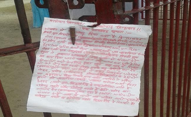 बिहार : छपरा में माओवादियों ने स्कूल के गेट पर चिपकाया पोस्टर, ऊपर टांगी गयी थी एके 47 की गोली