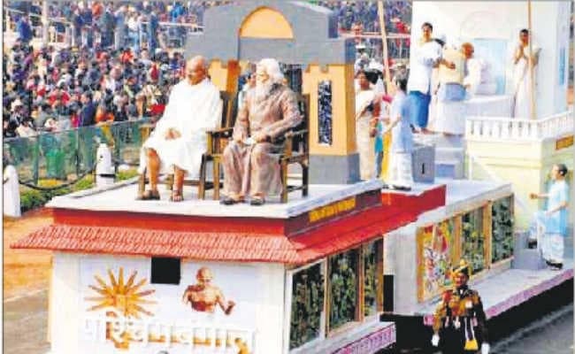 कोलकाता : राजपथ पर दिखी बापू व बंगाल के संबंधों की झांकी