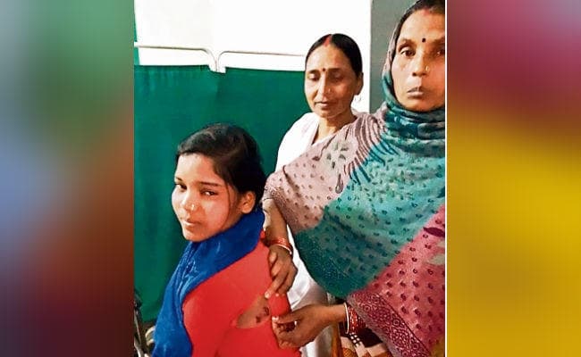 पश्चिमी चंपारण : खेत में घास काटने के समय अचानक पहुंच गया बाघ, किया हमला, हंसिया लेकर भिड़ गयी किशोरी