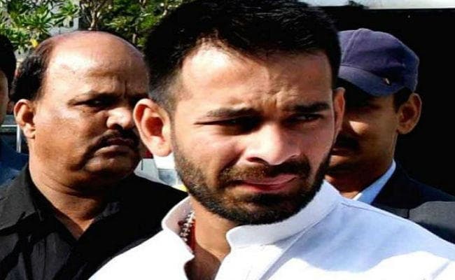 पटना : छात्र पर हमले के विरोध में धरना पर बैठे तेज प्रताप