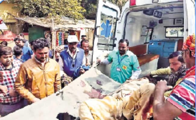 मधुपुर :  पटरी पार करने के दौरान ट्रेन की चपेट में आये मां-बेटे, मां का हाथ कटा, बेटा गंभीर