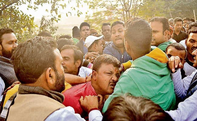 चास : चास में मेयर व पार्षद समर्थक भिड़े, तनाव, खूब चले लात-घूंसे, चमके हथियार