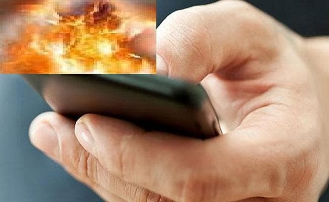 बात करने के दौरान ही युवती के हाथों में धमाके के साथ फट गया मोबाइल फोन और फिर‍...