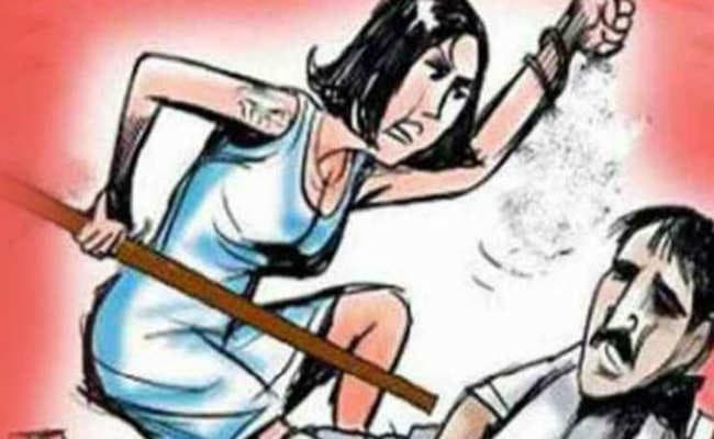 धनबाद :  छात्रा की बड़ी बहन ने ली आशिक की खबर ली, महिला  थाने में ही जमकर धोया