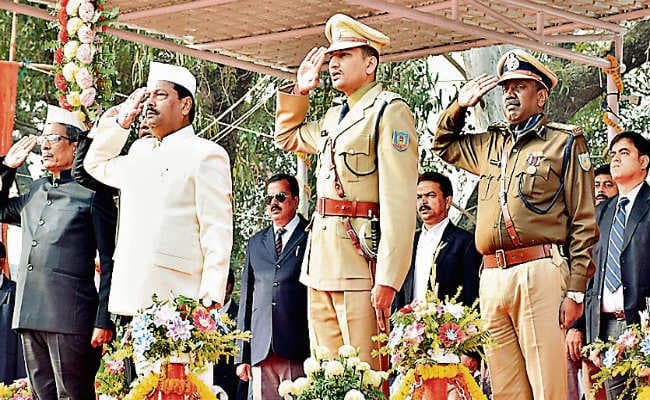 दुमका में मुख्यमंत्री रघुवर दास ने फहराया तिरंगा, कहा नक्सलवाद से निबटने को सरकार ने उठाये सख्त कदम