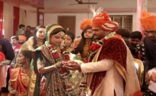 हार्दिक पटेल ने की बचपन की दोस्त किंजल पारिख के साथ शादी की