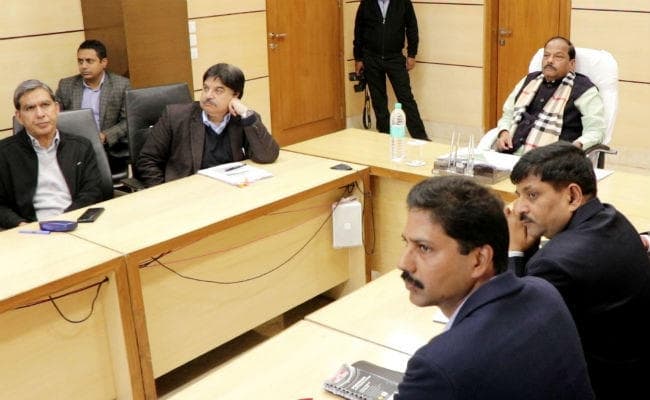 आवासीय विद्यालयों का निर्माण कार्य शीघ्र शुरू करें : CM रघुवर दास