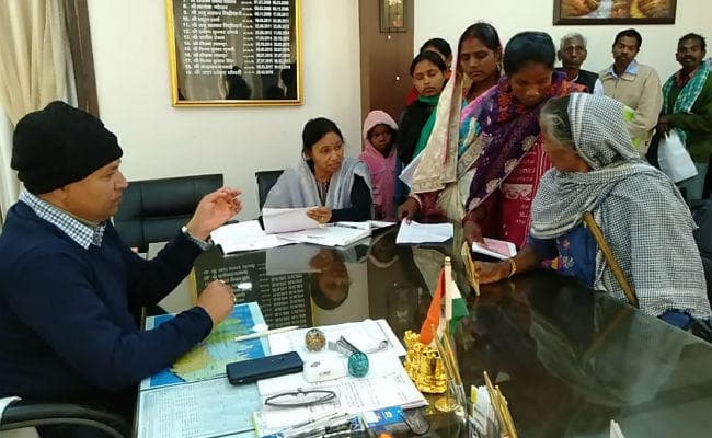 सिमडेगा : उपायुक्त ने दिया ठगी के आरोपी पर प्राथमिकी दर्ज कराने का आदेश