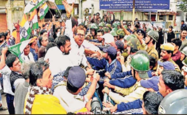 आसनसोल :   डीएम कार्यालय के समक्ष धक्का-मुक्की