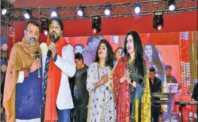 देवघर  :  सांसद निशिकांत के जन्मदिन पर केकेएन स्टेडियम में हैप्पी बर्थ डे सेलिब्रेशन, सितारों की महफिल में गूंजा गीतों का तराना