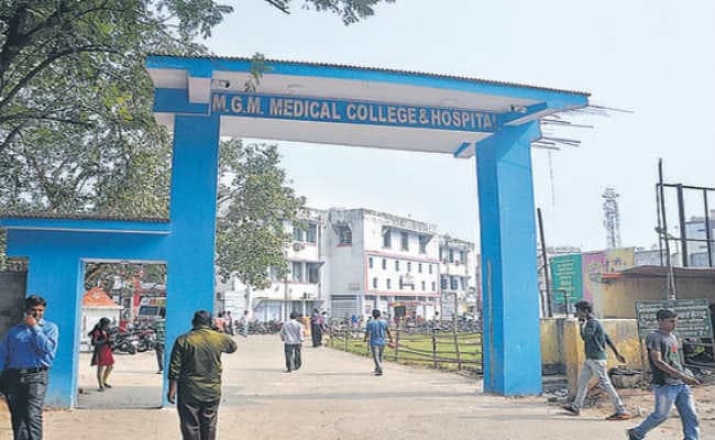 जमशेदपुर :  सोमवार को एमजीएम पहुंचे 1200 मरीज 19वें दिन भी सिटी स्कैन, अल्ट्रासाउंड नहीं