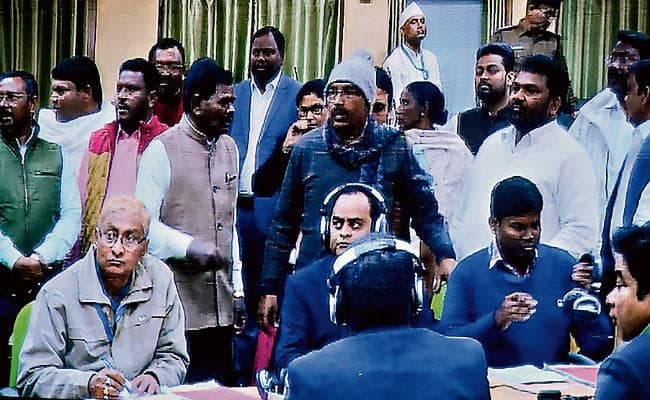 जेपीएससी : विपक्ष का हंगामा, पक्ष से भी उठे सवाल, बोले स्पीकर, जनहित पर निर्णय नहीं ले सकते तो सदन बंद कर दें