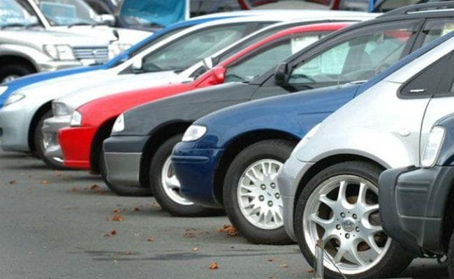 धनतेरस पर बिहार में लगा गाड़ियों का बंपर सेल, 30 हजार में ट्रक और 10 हजार में बोलेरो, जानें कार का रेट...