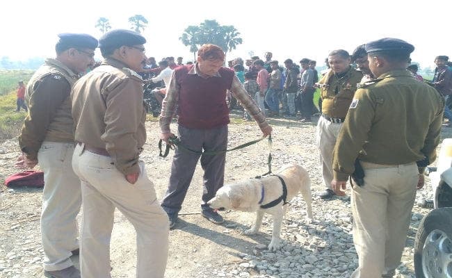 कोचिंग जा रही छात्रा का सड़क किनारे मिला खून से सना स्वेटर व जूती, फैली सनसनी