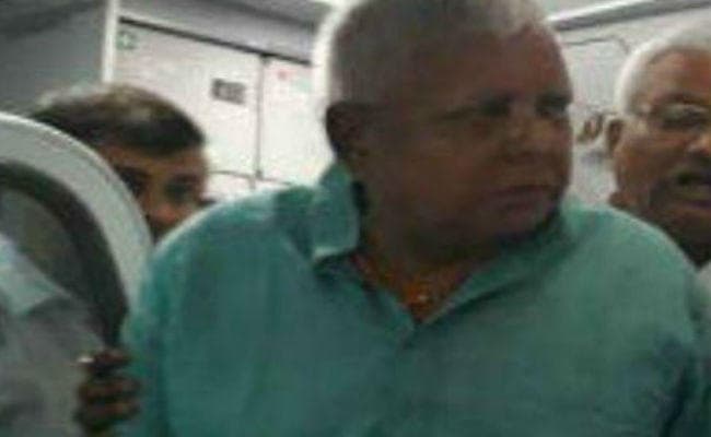 रांची : लालू प्रसाद यादव को आया चक्कर, गिरते-गिरते बचे