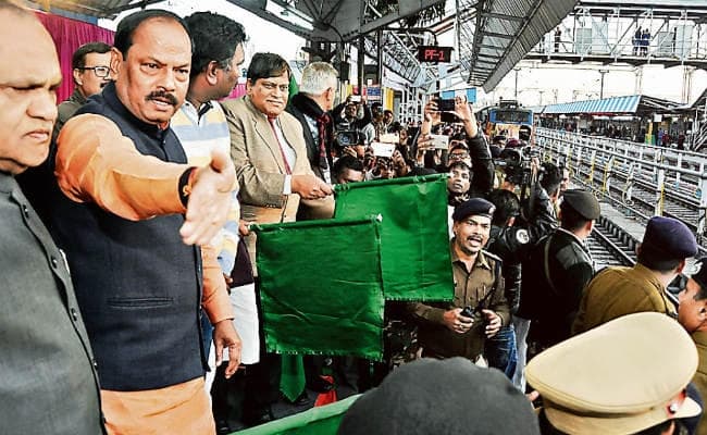 सीएम रघुवर दास ने दिखायी कुंभ स्पेशल ट्रेन को हरी झंडी, कहा, झारखंड से पलायन रोकना मुख्य उद्देश्य