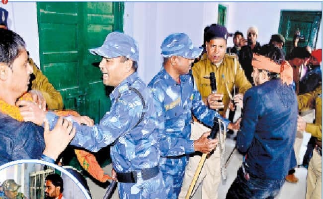 भागलपुर :  फिर से मतगणना की मांग को लेकर टीएनबी कॉलेज में तोड़फोड़, लाठीचार्ज