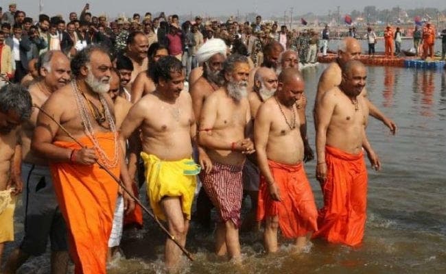 सीएम योगी के कुंभ स्नान पर कांग्रेस नेता शशि थरूर ने कसा तंज, कहा- संगम में सब नंगे, जय गंगा मैया