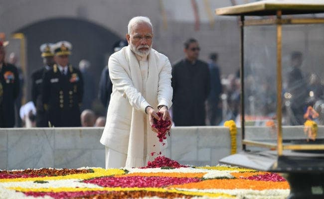 राष्ट्र ने महात्मा गांधी को उनकी 71वीं पुण्यतिथि पर भावभीनी श्रद्धांजलि दी