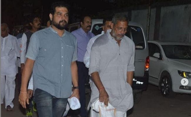 नाना पाटेकर की मां का निधन, अंतिम विदाई देते हुए बेहद भावुक दिखे अभिनेता, PHOTO