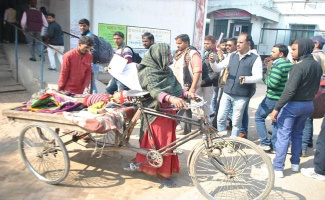 ठेले पर बच्चे को लेकर अस्पताल पहुंची महिला, कहा- साहब एंबुलेंस बुलाने के लिए लगते है पैसे