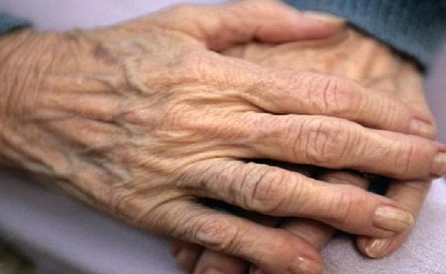 अपने को जीवित साबित करने के लिए 83 वर्षीय "दिव्यांग" कर रहे हैं संघर्ष