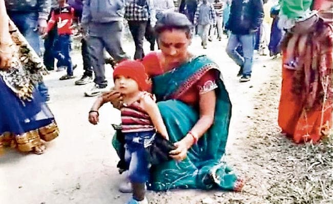 गुवाहाटी : ......जब सीएम के कार्यक्रम में पुलिस ने उतरवायी तीन साल के बच्चे की काली जैकेट