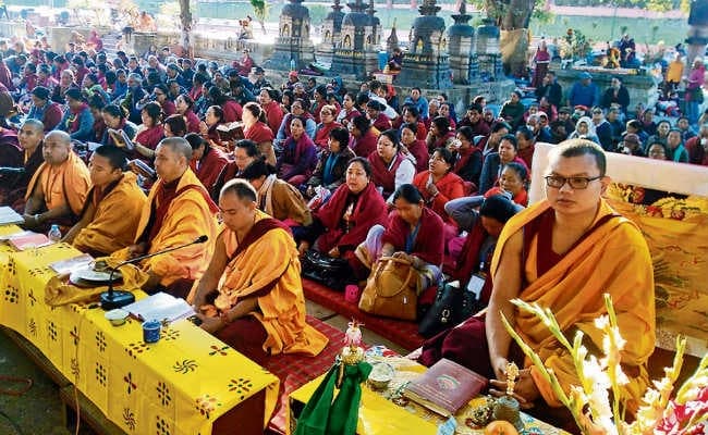 बोधगया : विश्व शांति के लिए महाबोधि मंदिर में पूजा शुरू