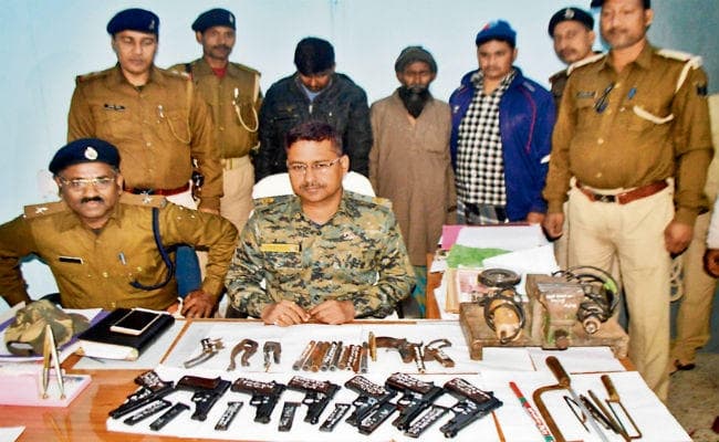 मुंगेर : सात पिस्टलों व 14 मैगजिनों के साथ दो तस्कर गिरफ्तार
