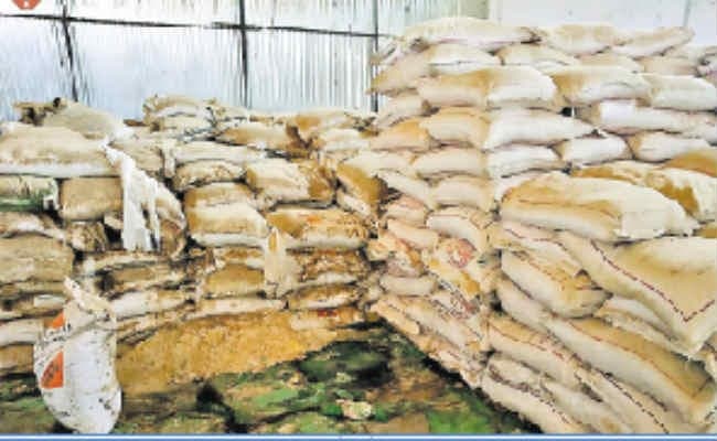 देवघर :  तीन साल से गोदाम में बर्बाद हो रही 17.10 लाख की 450 क्विंटल चीनी