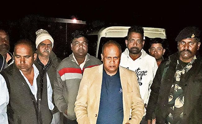निरसा : विधायक अरुप चटर्जी ने कोयला उठाव में नेताओं की रंगदारी का मामला उठाया, शाम में मिली बम से उड़ाने की धमकी
