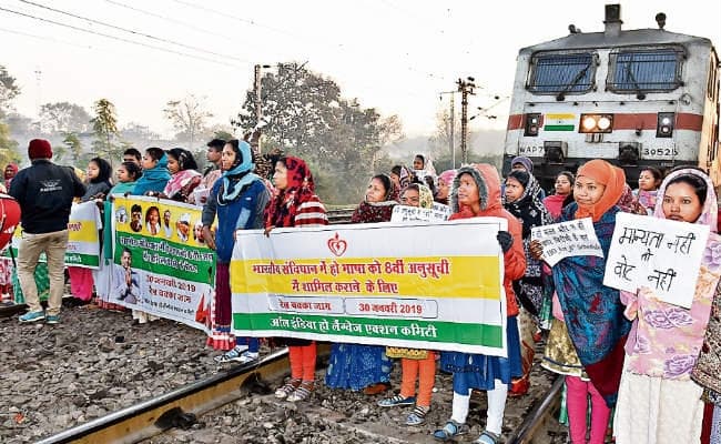 रेलवे लाइन पर बैठे बंद समर्थक कई ट्रेनें प्रभावित, 476 गिरफ्तार