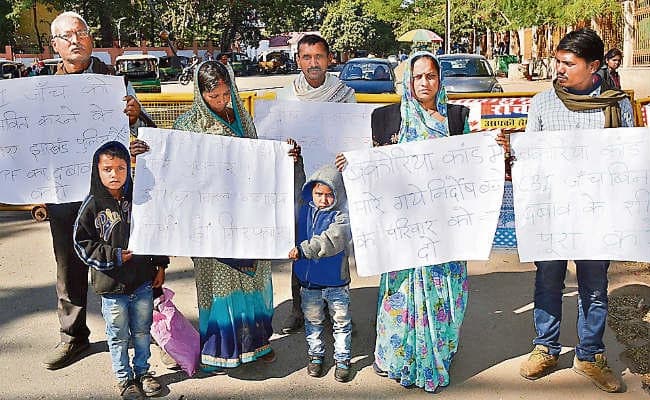 बकोरिया कांड के पीड़ित पहुंचे राजभवन, कहा केस वापस लेने की मिल रही धमकी, दिया जा रहा प्रलोभन