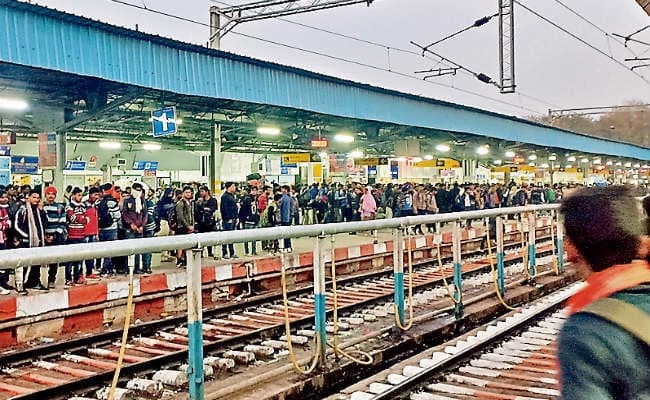 रांची : ट्रेन में चढ़ने को लेकर आपस में ही भिड़े परीक्षार्थी रांची रेलवे स्टेशन पर अफरातफरी, यात्री परेशान