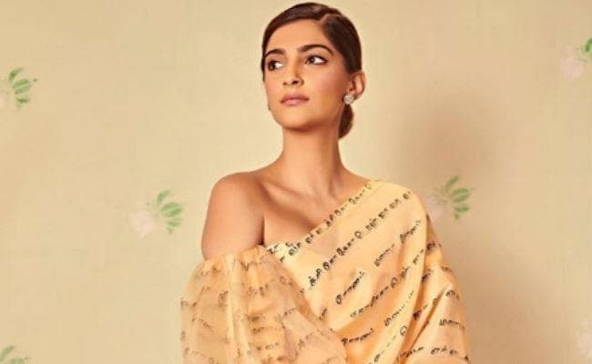 सोनम कपूर की साड़ी में क्या लिखा है