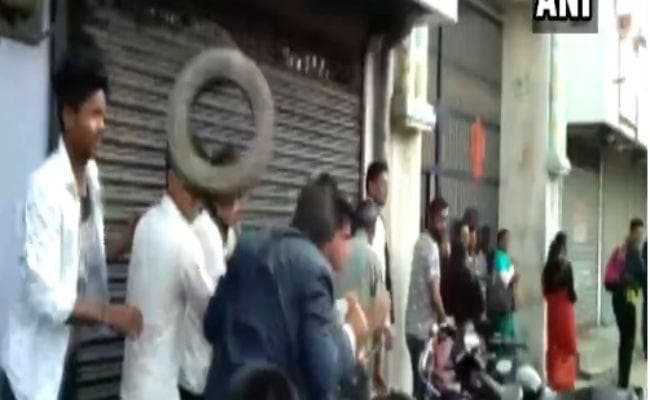 भाजपा जिला अध्यक्ष को भीड़ ने दौड़ा दौड़ाकर पीटा, देखें VIDEO