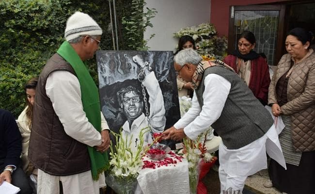 फर्नांडिस के हाथों में लगी हथकड़ियों की तस्वीर आपातकाल के समय उनके बागी तेवरों का कराती हैं अहसास