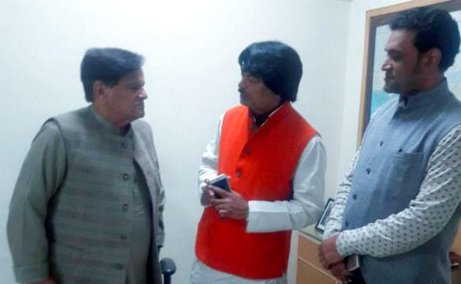 पूर्व मंत्री योगेंद्र साव ने दिल्ली में अहमद पटेल से मिलकर की राजनीतिक चर्चा