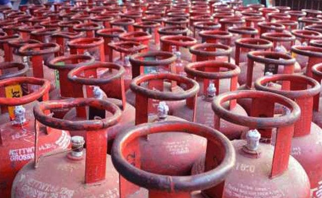 बजट से पूर्व आम लोगों को बड़ी राहत, रसोई गैस सिलेंडर 30 रुपये सस्ता