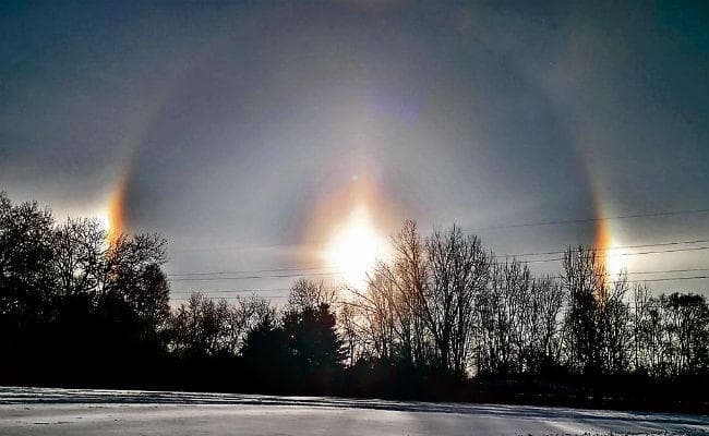 अमेरिका में बर्फीली हवाओं के बीच आसमान में दिखा ‘सन डॉग’