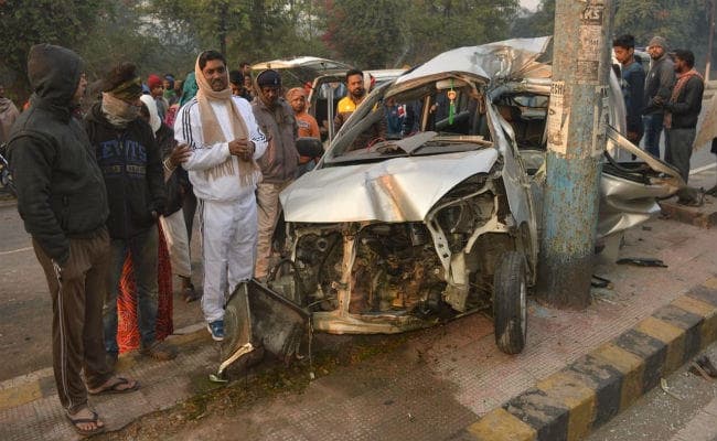 बोकारो: कार के ड्राइवर ने पोल में मारी जोरदार टक्कर, ट्यूशन पढने जा रहे दो छात्र की मौत, दो घायल