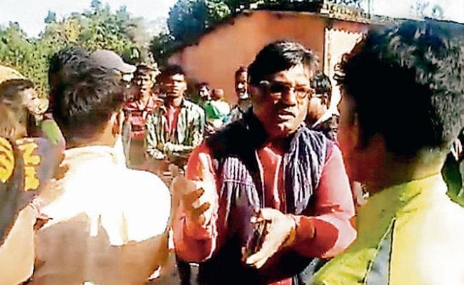 रांची : चान्हो के सिटी गांव में ग्रामीणों ने डीएफओ, रेंजर और फॉरेस्टर को आधे घंटे तक बनाये रखा बंधक