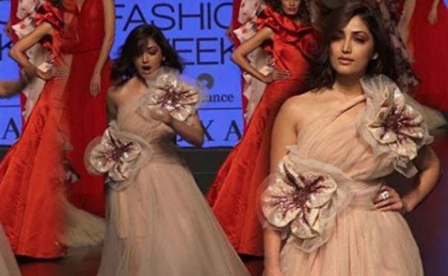 LFW2019 : रैंप पर गिरते-गिरते बची यामी गौतम, फिर दिया ये खास बयान...