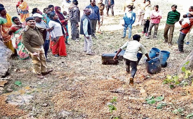 सिकिदिरी :  कुच्चू पंचायत को शराब मुक्त बनाने का अभियान, छह शराब भट्ठी ध्वस्त जावा महुआ नष्ट किया