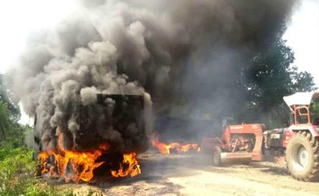 चक्रधरपुर : माओवादियों ने ठेका कंपनी पर किया हमला कर्मी की हत्या, वाहन फूंके