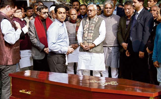 नयी दिल्ली  :  जाॅर्ज फर्नांडिस के अस्थि दफन में मुख्यमंत्री नीतीश हुए शरीक