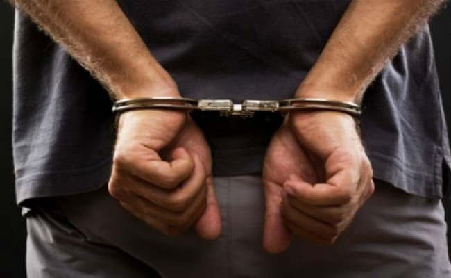 तीन जगहों से हथियार संग तस्कर गिरफ्तार