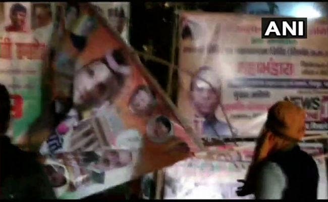 पटना में  उपद्रवियों ने फाड़े राम अवतार वाले राहुल के पोस्टर