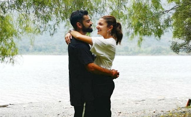 विराट कोहली ने पोस्‍ट की अनुष्‍का शर्मा के साथ बेहद रोमांटिक तसवीर, सोशल मीडिया में वायरल